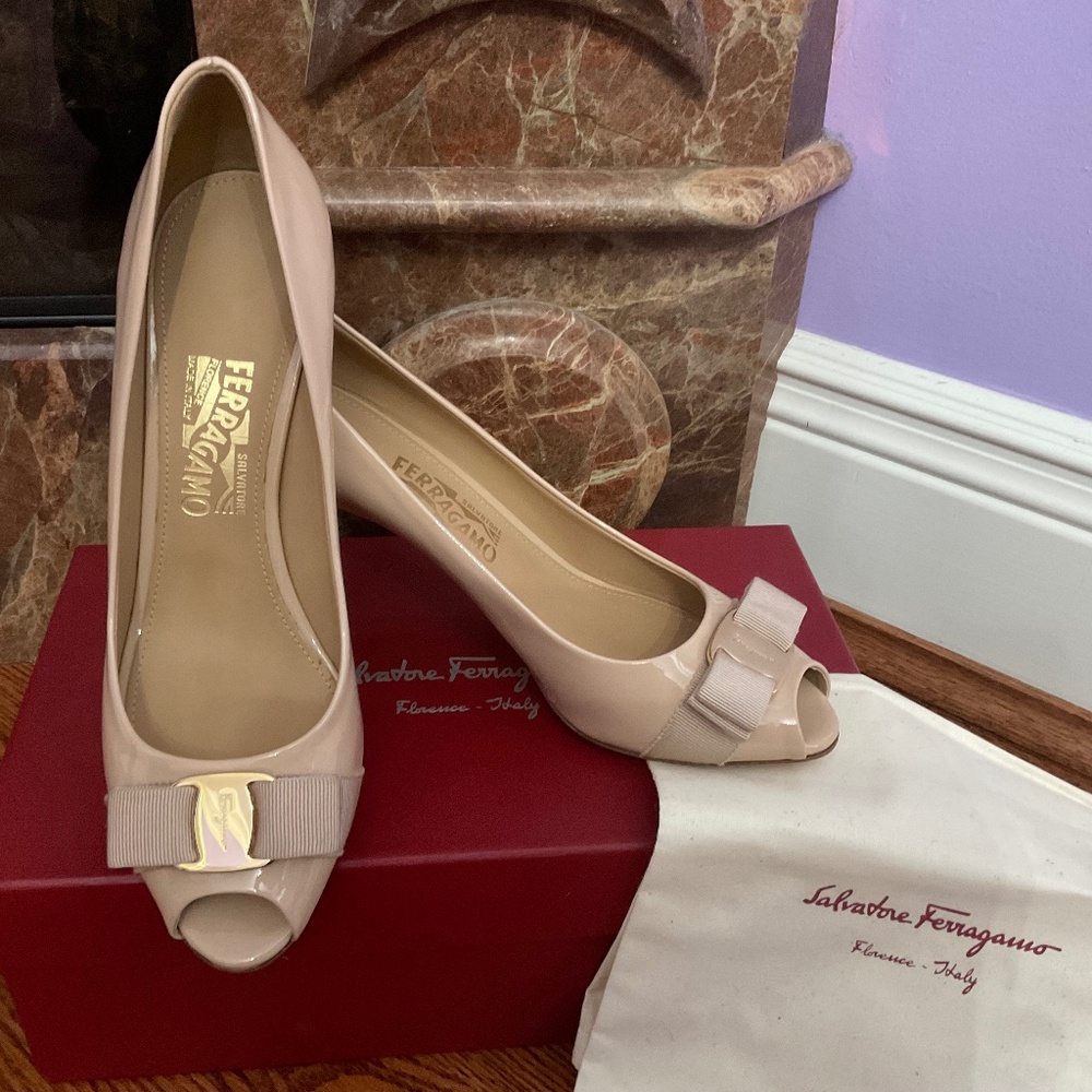 Salvatore Ferragamo Vara Patent Leather Bow Pumps !!